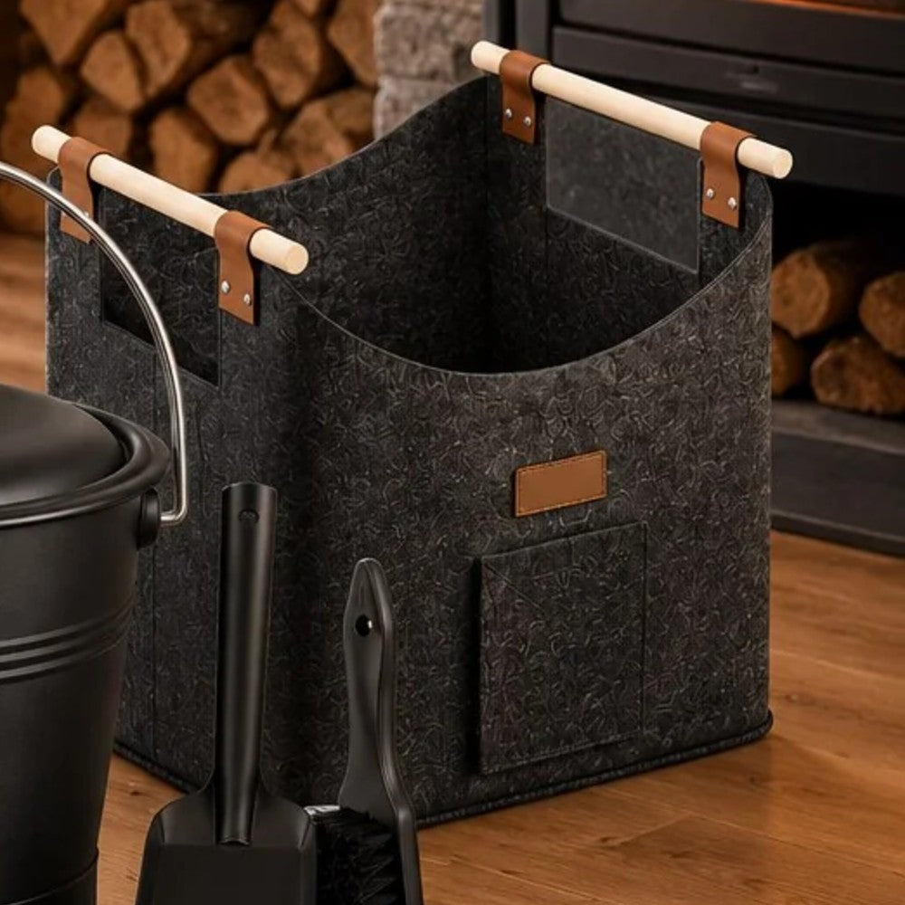 Sac à bûches en feutre anthracite près d'un poêle à bois